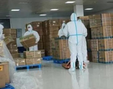 為保供，消防員利用手動液壓搬運(yùn)車調(diào)運(yùn)物資
