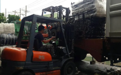 剪切機(jī)設(shè)備裝車(chē)用電動(dòng)叉車(chē)